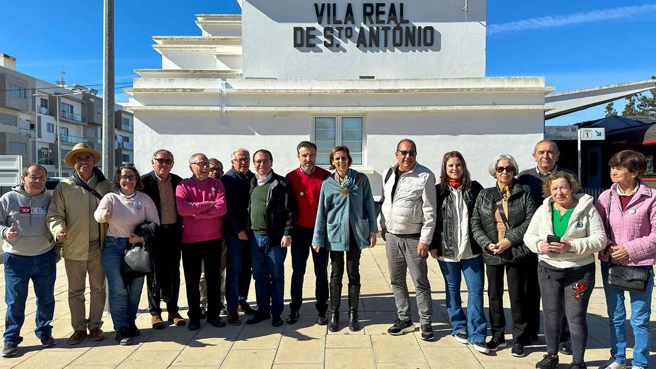 Os candidatos do Partido Socialista viajaram esta manhã de comboio entre Faro e Vila Real de Santo António (VRSA) e testemunharam o avanço das obras de eletrificação da Linha do Algarve.