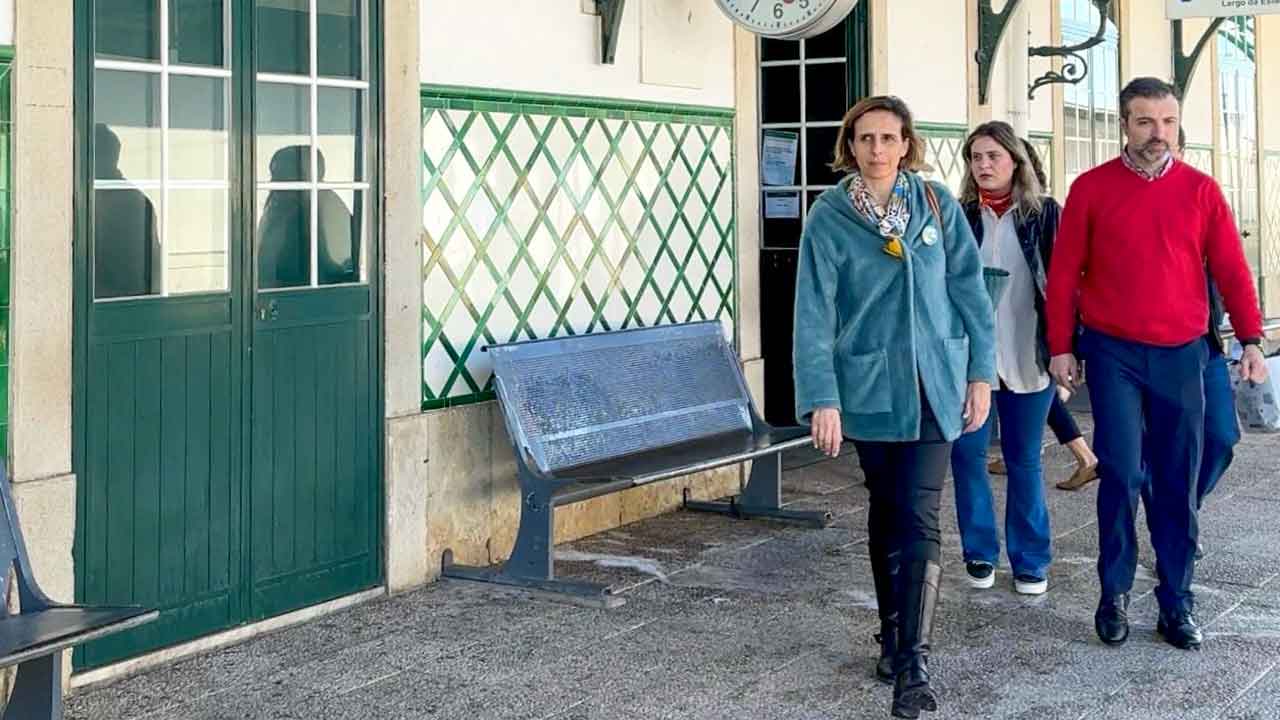 Os candidatos do Partido Socialista viajaram esta manhã de comboio entre Faro e Vila Real de Santo António (VRSA) e testemunharam o avanço das obras de eletrificação da Linha do Algarve.