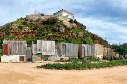 Comissão política do PSD Lagoa critica o executivo socialista pela «falta de investimento» na zona da Praia da Angrinha, em Ferragudo.
