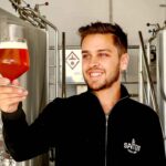 Com um toque sul-africano, a Quinta dos Santos, em Carvoeiro é a prova de que o vinho português e a cerveja podem mesmo misturar-se.