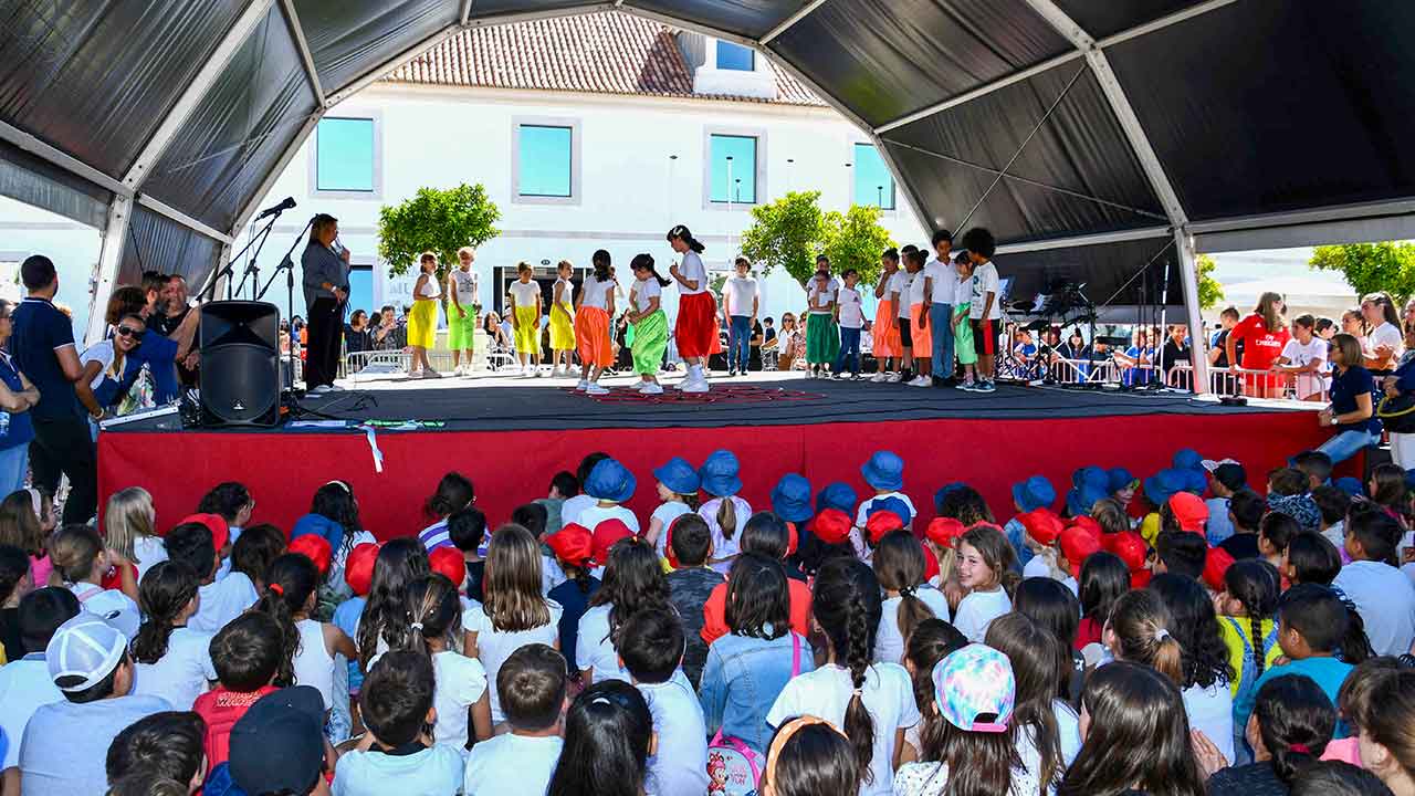 A terceira edição do projeto «RespirArte», que tem por tema as celebrações do 50.º aniversário do 25 de Abril, acontece de 12 a 27 de março.