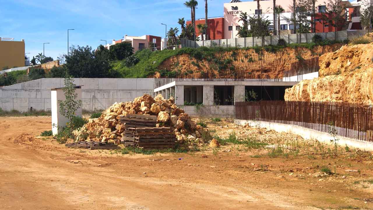 PSD Lagoa diz que o problema do estacionamento em Ferragudo está agravado pelo «total fiasco» da construção do Silo Auto.