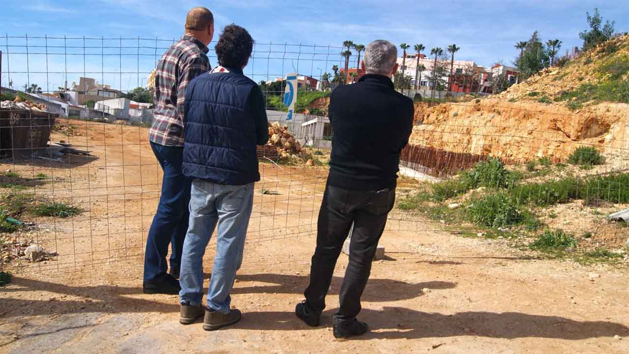PSD Lagoa diz que o problema do estacionamento em Ferragudo está agravado pelo «total fiasco» da construção do Silo Auto.