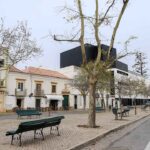 O Plano de Mobilidade Sustentável da Cidade de Tavira (PMSCT), encomendado pela autarquia, propõe destruir o Jardim da Corredoura para dar lugar a parque de estacionamento. Recupera a intenção de fazer uma estrada em pleno Centro de Experimentação Agrária de Tavira (CEAT).