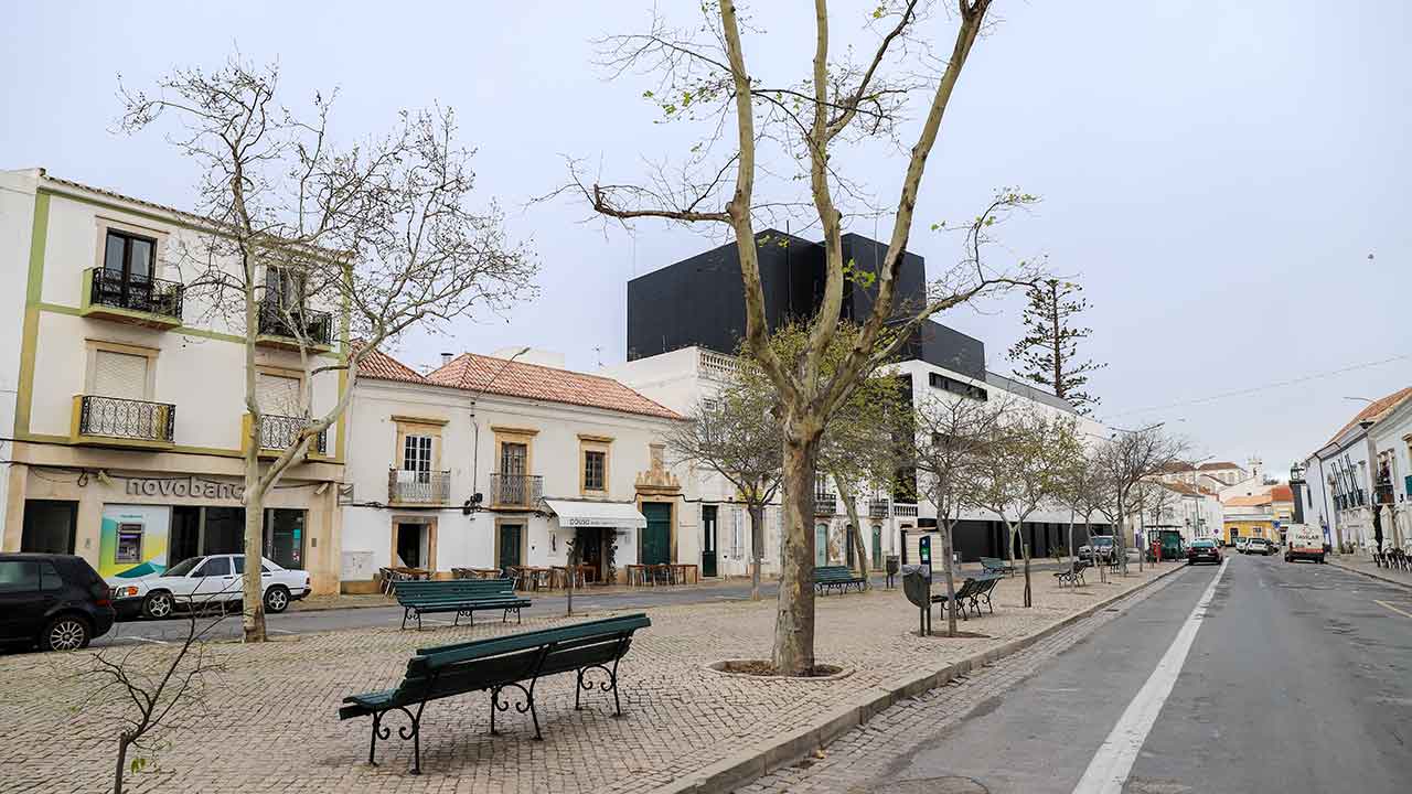 O Plano de Mobilidade Sustentável da Cidade de Tavira (PMSCT), encomendado pela autarquia, propõe destruir o Jardim da Corredoura para dar lugar a parque de estacionamento. Recupera a intenção de fazer uma estrada em pleno Centro de Experimentação Agrária de Tavira (CEAT).