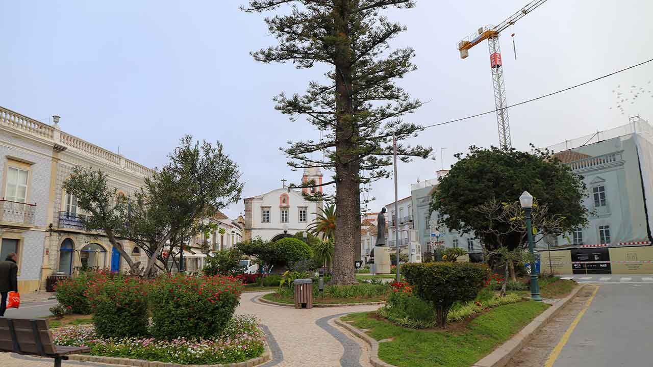O Plano de Mobilidade Sustentável da Cidade de Tavira (PMSCT), encomendado pela autarquia, propõe destruir o Jardim da Corredoura para dar lugar a parque de estacionamento. Recupera a intenção de fazer uma estrada em pleno Centro de Experimentação Agrária de Tavira (CEAT).