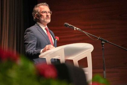 Os deputados intermunicipais do PSD Algarve acusam o presidente da AMAL e autarca de Olhão, de «ter falta de Abril». Pina lamenta «brincadeira política».
