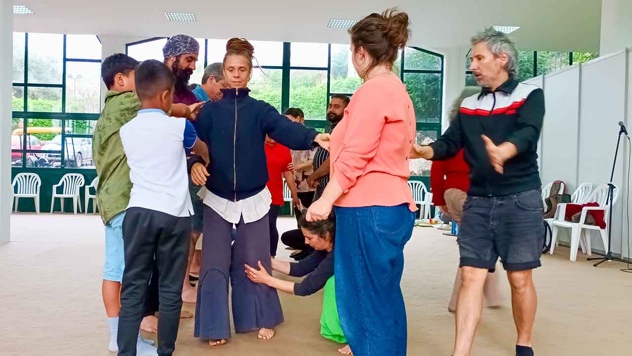 Uma performance artística criada por Ana Borralho e João Galante vai juntar, no domingo, 80 pessoas para «construir um Atlas da organização social e humana» de Odemira.
