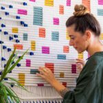 Noémia Zancuoghi (Braida) é uma artista luso italiana, que explora o macramé e as artes têxteis para criar peças para ambientes modernos.