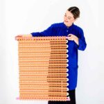 Noémia Zancuoghi (Braida) é uma artista luso italiana, que explora o macramé e as artes têxteis para criar peças para ambientes modernos.