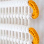 Noémia Zancuoghi (Braida) é uma artista luso italiana, que explora o macramé e as artes têxteis para criar peças para ambientes modernos.