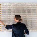 Noémia Zancuoghi (Braida) é uma artista luso italiana, que explora o macramé e as artes têxteis para criar peças para ambientes modernos.