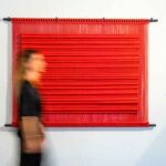 Noémia Zancuoghi (Braida) é uma artista luso italiana, que explora o macramé e as artes têxteis para criar peças para ambientes modernos.