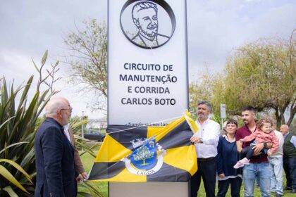 O município de Lagoa recordou Carlos Boto, numa cerimónia realizada junto ao Circuito de Manutenção e Corrida, com a colocação de dois totens com o seu nome.