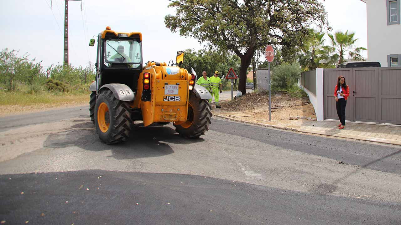 O município de Castro Marim continua com os trabalhos de pavimentação com o objetivo de melhorar a rede viária do concelho e contribuiu para um melhor ambiente urbano.