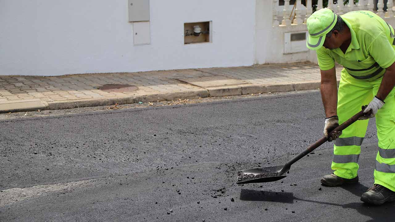 O município de Castro Marim continua com os trabalhos de pavimentação com o objetivo de melhorar a rede viária do concelho e contribuiu para um melhor ambiente urbano.