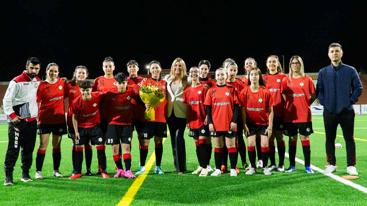 Catarina Poço, coordenadora das Mulheres Socialistas de Olhão assistiu hoje ao treino da primeira equipa feminina do Sporting Clube Olhanense 1912.