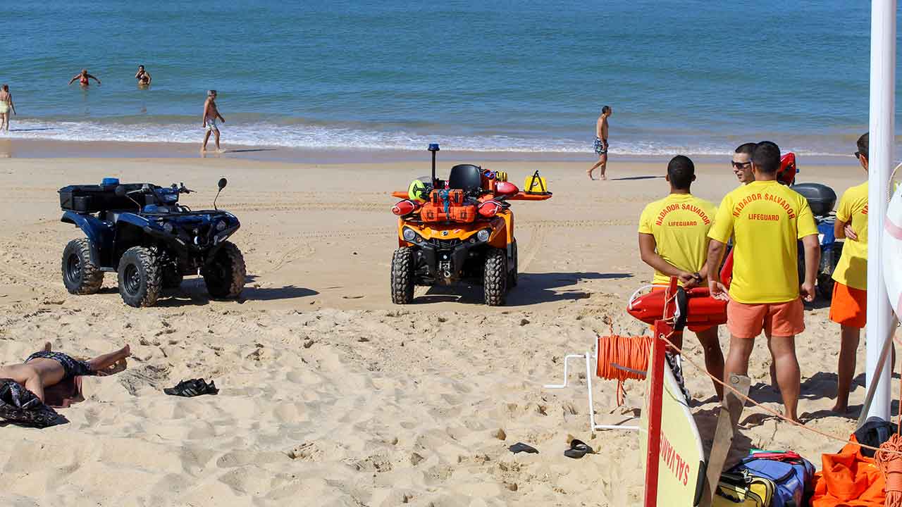 O presidente da Federação Portuguesa de Nadadores Salvadores (FEPONS) defende que a época balnear «não se pode restringir somente ao verão» e preconizou um aumento da educação para a segurança aquática.