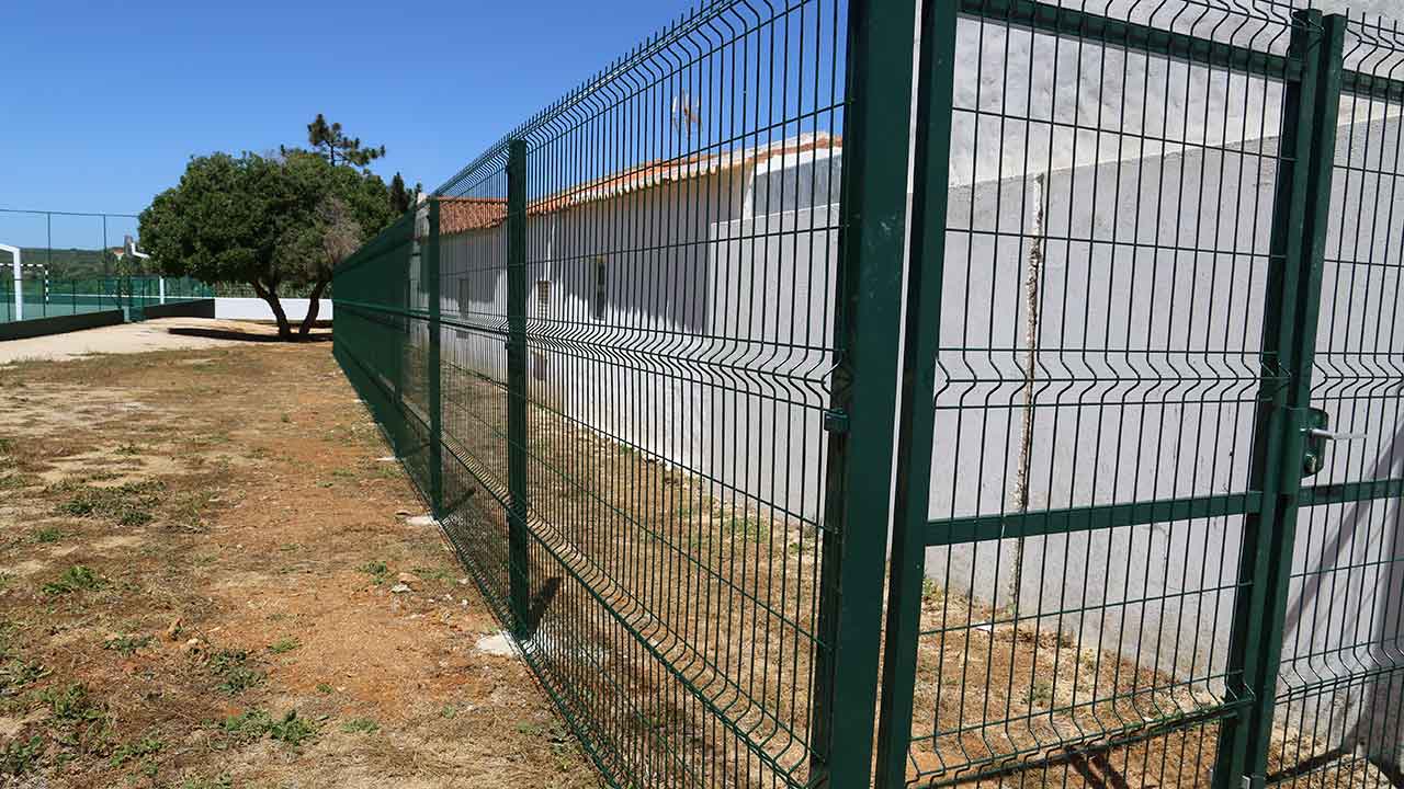 Estão concluídos os trabalhos de beneficiação do muro de vedação e do campo de jogos da Escola Básica nº 2 de Sagres, pela Câmara Municipal de Vila do Bispo.