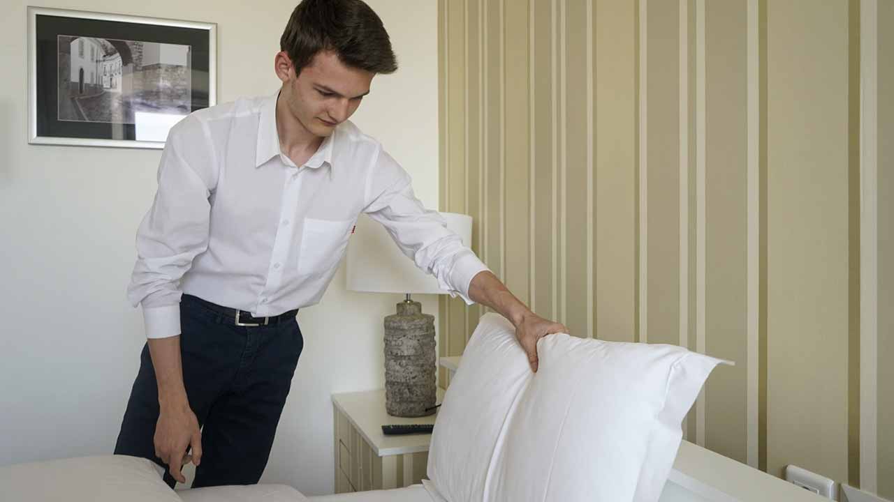 Escola de Hotelaria e Turismo do Algarve convida o público interessando a ser aluno por um dia, de 11 a 13 de abril. A Open Week 2024 abre as portas à participação das aulas práticas de Cozinha, Pastelaria, Restaurante/Bar, Alojamento e Turismo.
