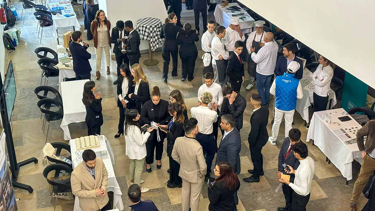 Escola de Hotelaria e Turismo do Algarve convida o público interessando a ser aluno por um dia, de 11 a 13 de abril. A Open Week 2024 abre as portas à participação das aulas práticas de Cozinha, Pastelaria, Restaurante/Bar, Alojamento e Turismo.