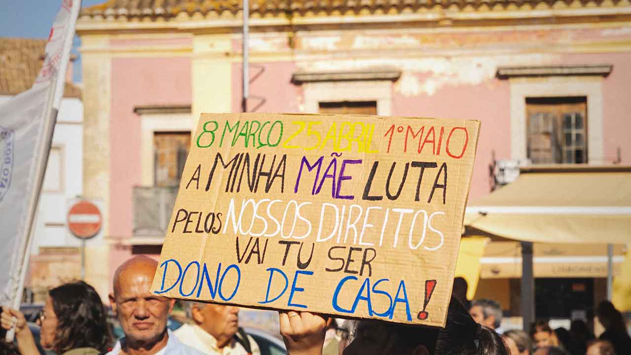 Várias centenas de pessoas desfilaram ontem pelas ruas de Faro, no tradicional desfile do 25 de Abril, assinalando os 50 anos da liberdade.