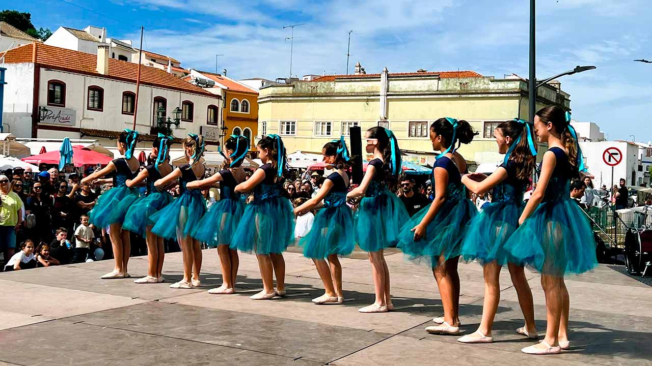 Mais de 500 pessoas reuniram-se em Ferragudo para assinalar os 50 anos da Revolução dos Cravos, num dia marcado por artesanato, música, desporto e atividades para os mais novos.