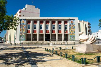 A Unidade de Ação Fiscal da GNR apreendeu 495 máquinas de jogo em estabelecimentos comerciais, armazéns e residências nos distritos de Faro, Beja, Setúbal e Lisboa, na segunda-feira.