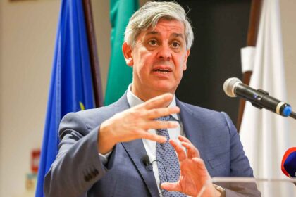 A crise da habitação poderá ser resolvida com mais construção, mas é preciso garantir que a oferta não é excessiva para evitar uma crise de sentido oposto, alertou, no Algarve, o Governador do Banco de Portugal (BdP).