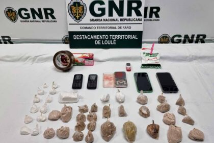 A GNR deteve um homem de 40 anos e uma mulher de 38 na posse de 5 128 doses de heroína e 1 006 doses de cocaína para venda a consumidores em Loulé e Olhão.