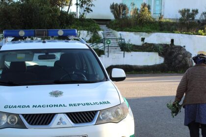 Idosos que vivem isolados ou em situações vulneráveis no Algarve receberam um cabaz de Páscoa da GNR e do Pingo Doce, com o objetivo de combater o isolamento, solidão e carência alimentar.