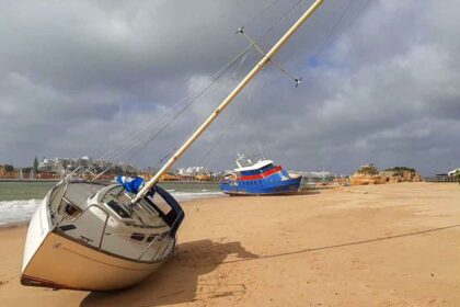 Luís Encarnação, autarca de Lagoa, assegurou que amanhã terá lugar uma nova tentativa para remover as quatro embarcações encalhadas na Praia Grande, em Ferragudo, altura que coincidirá com as chamadas «marés vivas».