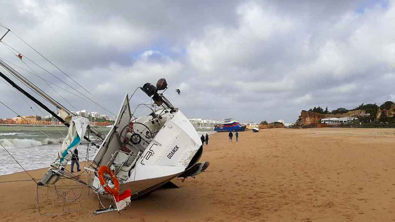 Luís Encarnação, autarca de Lagoa, assegurou que amanhã terá lugar uma nova tentativa para remover as quatro embarcações encalhadas na Praia Grande, em Ferragudo, altura que coincidirá com as chamadas «marés vivas».