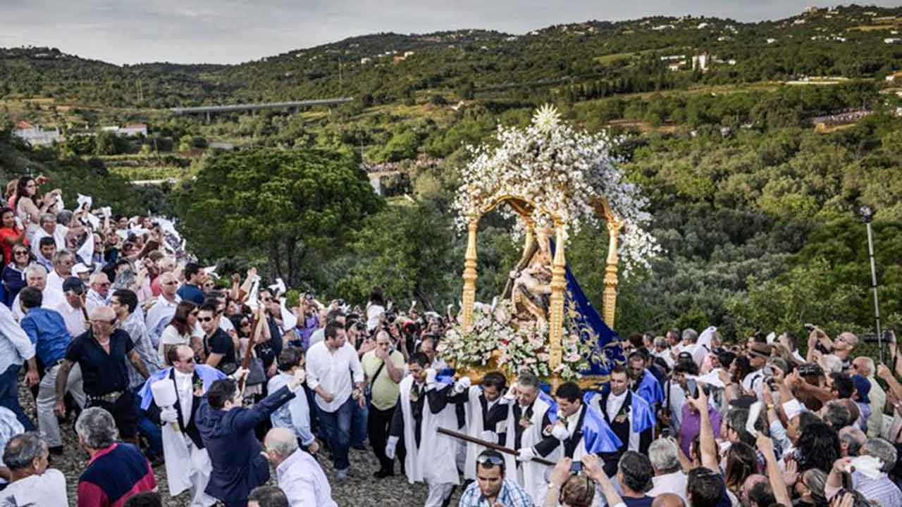 O culto a Nossa Senhora da Piedade, Mãe Soberana1 dos louletanos, principalmente a parte mais visível desse culto – as festas anuais celebradas em sua honra – constituem, no meu entender e desde há muito tempo, a maior criação popular louletana.