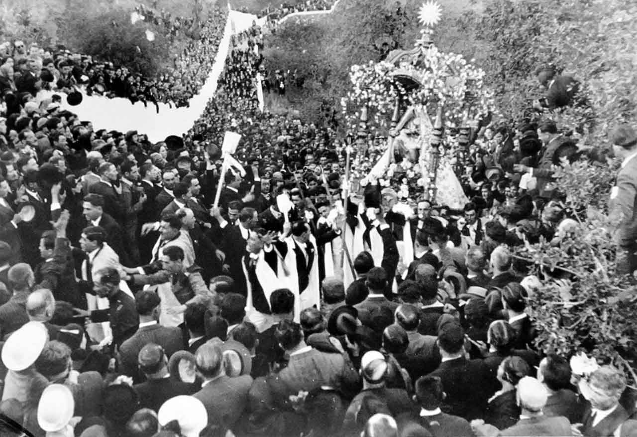 O culto a Nossa Senhora da Piedade, Mãe Soberana1 dos louletanos, principalmente a parte mais visível desse culto – as festas anuais celebradas em sua honra – constituem, no meu entender e desde há muito tempo, a maior criação popular louletana.