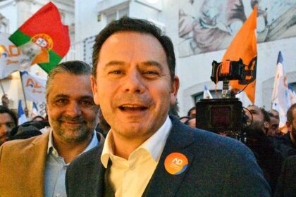 Luís Montenegro falou hoje aos jornalistas sobre a decisão de mudança do logótipo oficial do governo e questionado sobre se estava arrependido, respondeu «era o que faltava».