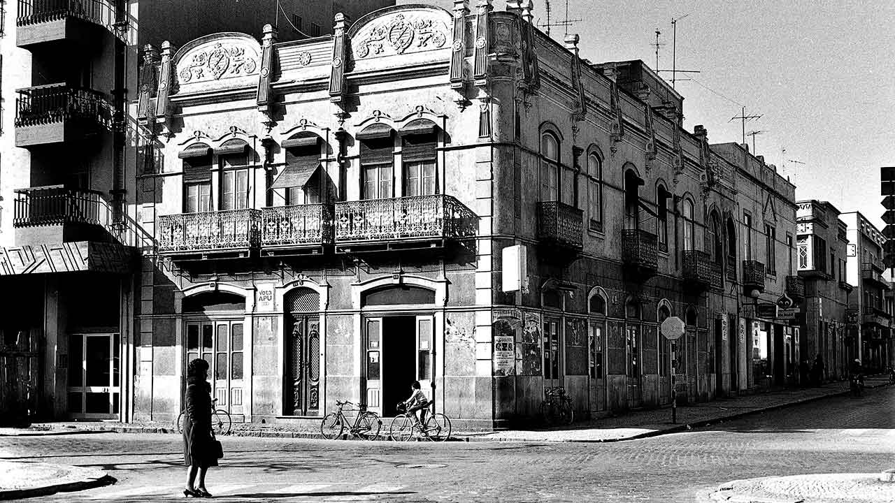 «Quando éramos só nós» é um livro de fotografia que mostra Olhão entre 1970 e 1990 pela objetiva do fotógrafo local Luís Torres.