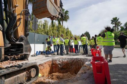 Executivo socialista convidou os partidos a visitarem as 13 obras que decorrem em simultâneo no concelho de Lagoa, mas PSD não compareceu.