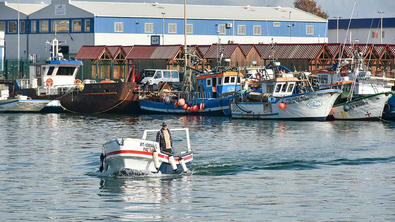 Os pescadores do Algarve mostraram-se hoje preocupados com as condições de segurança de entrada das suas embarcações nos portos da região, aguardando com ansiedade o início das dragagens prometidas, que já deviam ter começado em 2023.