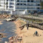 Intempérie fez desaparecer o areal da Praia do Forte Novo, em Quarteira. Administração de Região Hidrográfica (ARH) do Algarve/ Agência Portuguesa do Ambiente (APA) aguardam aprovação de candidatura para repor areais.