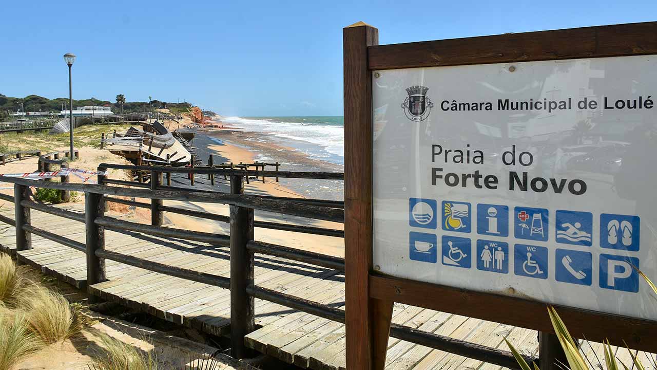 Intempérie fez desaparecer o areal da Praia do Forte Novo, em Quarteira. Administração de Região Hidrográfica (ARH) do Algarve/ Agência Portuguesa do Ambiente (APA) aguardam aprovação de candidatura para repor areais.