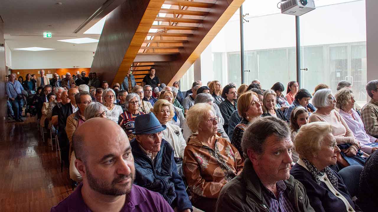 Apresentação do livro de fotografia «Quando éramos só nós», de Luís Torres, no Auditório Municipal de Olhão teve casa cheia de pessoas, memórias e emoções.