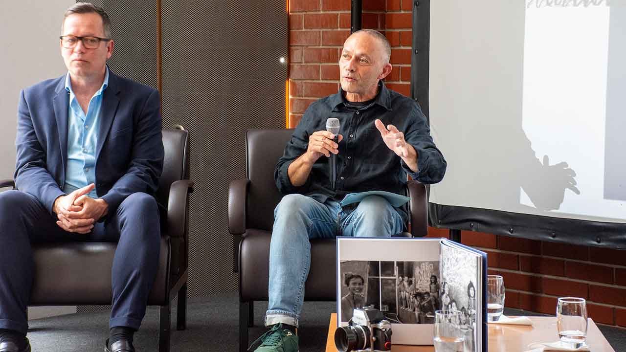 Apresentação do livro de fotografia «Quando éramos só nós», de Luís Torres, no Auditório Municipal de Olhão teve casa cheia de pessoas, memórias e emoções.