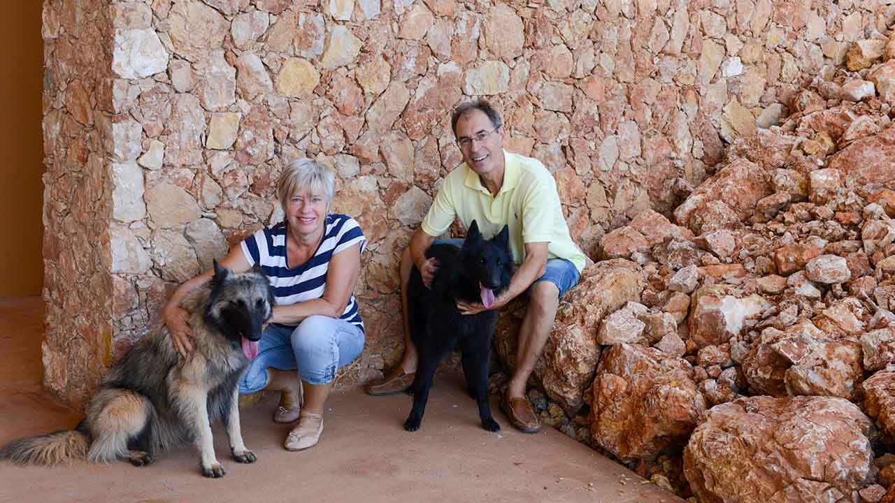 A Quinta dos Sentidos é uma vasta herdade algarvia que produz vinhos excecionais, azeite delicioso e uma variedade extraordinária de frutas, junto ao Arade, em Silves.