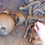 Escavação arqueológica numa antiga oficina de camionagem, em Faro, desvenda três sepulturas da cidade romana de Ossónoba.