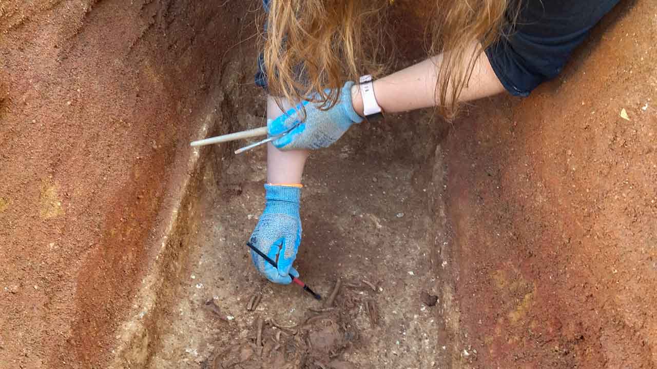 Escavação arqueológica numa antiga oficina de camionagem, em Faro, desvenda três sepulturas da cidade romana de Ossónoba. Futuras análises de ADN poderão desvendar se os indivíduos eram familiares