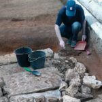 Escavação arqueológica numa antiga oficina de camionagem, em Faro, desvenda três sepulturas da cidade romana de Ossónoba.