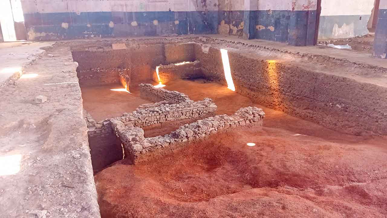 Escavação arqueológica numa antiga oficina de camionagem, em Faro, desvenda três sepulturas da cidade romana de Ossónoba.