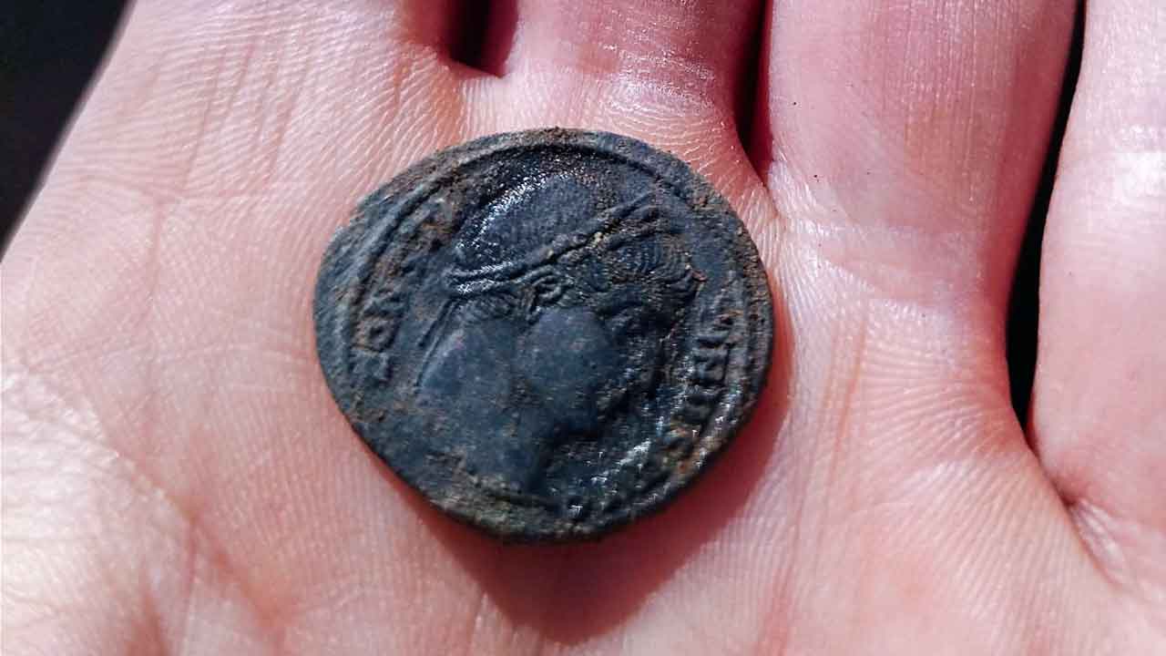 Escavação arqueológica numa antiga oficina de camionagem, em Faro, desvenda três sepulturas da cidade romana de Ossónoba. Futuras análises de ADN poderão desvendar se os indivíduos eram familiares
