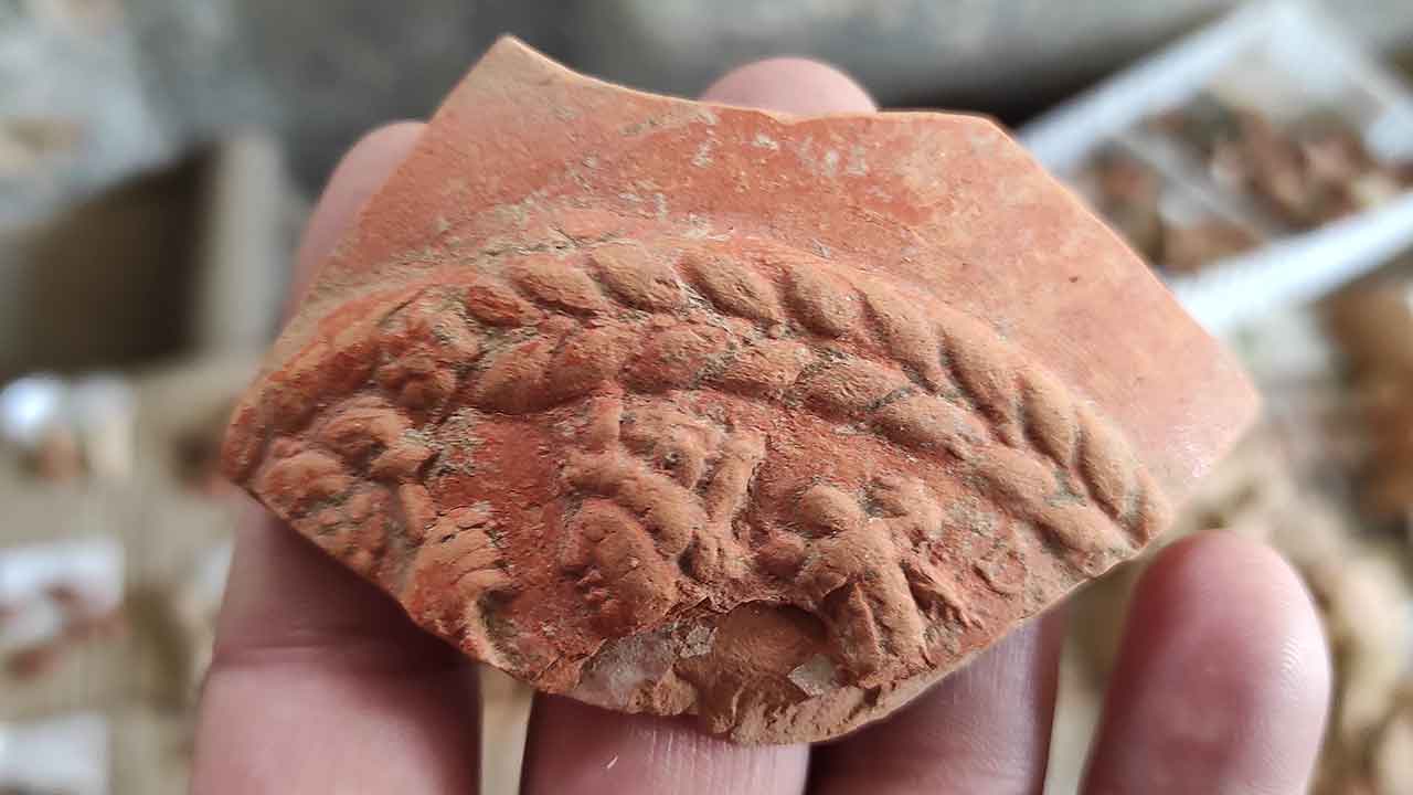 Escavação arqueológica numa antiga oficina de camionagem, em Faro, desvenda três sepulturas da cidade romana de Ossónoba. Futuras análises de ADN poderão desvendar se os indivíduos eram familiares